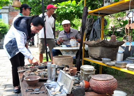 Phiên chợ xưa gợi nhớ nhiều kỷ niệm - 11 Người dân đến tham quan và mua sắm ở chợ đồ cổ