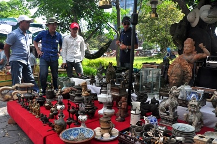 Phiên chợ xưa gợi nhớ nhiều kỷ niệm - 2 Chiếc bình đông và cà mèn của bộ đội ta dùng trong chiến tranh