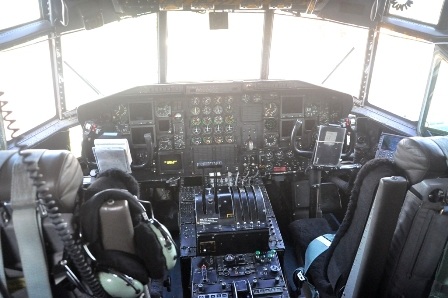 Bên trong buồng lái của C-130H.