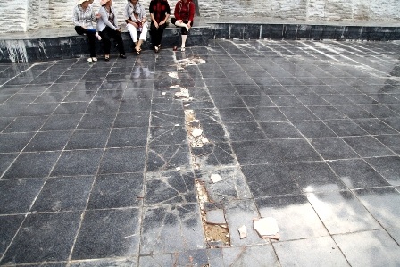 Một đường gạch men bị hư hỏng