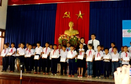Các em học sinh tiểu học nhận học bổng “Kế hoạch ươm mầm Đại thụ Việt Nam”.