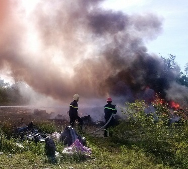 Cuống cuồng bỏ trốn sau khi đốt phế liệu gây cháy lớn