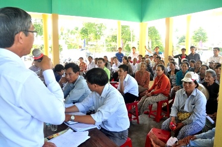 Vụ đền bù nứt nhà dân không mua nổi cái kẹo: Chính quyền đối thoại với dân - 1 Gần 100 hộ dân/110 hộ ở thôn Chiêm Sơn đối thoại với chính quyền địa phương