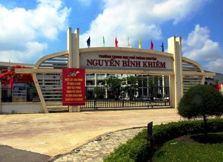 Vụ “giam” tiền thưởng học sinh giỏi: Sẽ xử lý sau khi có kết luận điều tra - 1 Trường THPT chuyên Nguyễn Bỉnh Khiêm, nơi để xảy ra vụ “ôm” tiền khen thưởng học sinh đạt giải.