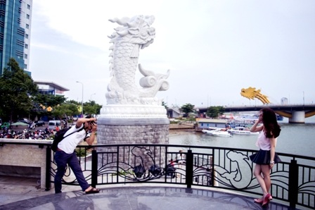 “Cầu tàu tình yêu” - Nơi lưu giữ cảm xúc giới trẻ Đà Nẵng - 10 Nhiều cặp tình nhân không bỏ lỡ cơ hội chụp ảnh và