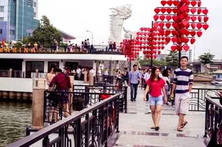 “Cầu tàu tình yêu” - Nơi lưu giữ cảm xúc giới trẻ Đà Nẵng - 11 Cùng với