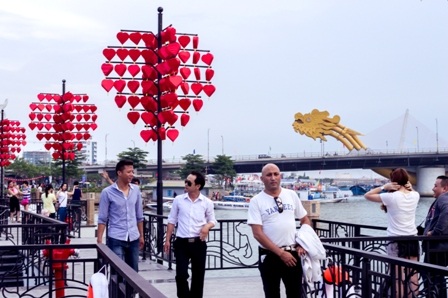 “Cầu tàu tình yêu” - Nơi lưu giữ cảm xúc giới trẻ Đà Nẵng - 12 Cùng với