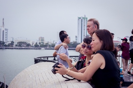 “Cầu tàu tình yêu” - Nơi lưu giữ cảm xúc giới trẻ Đà Nẵng - 13 Cùng với
