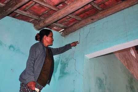 Nhà dân bị nứt, tiền đền bù không mua nổi... cái kẹo - 2 Bà Hồ Thị Hoa chỉ các vết nứt trên tường nhà của mình