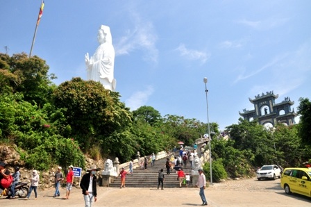 Du khách “lên rừng xuống biển” đi chơi lễ - 1 Du khách tham quan chùa Linh Ứng