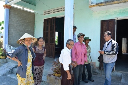 Nhà dân bị nứt, tiền đền bù không mua nổi... cái kẹo - 3 Người dân thôn Chiêm Sơn trao đổi với PV Dân trí