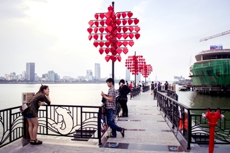 “Cầu tàu tình yêu” - Nơi lưu giữ cảm xúc giới trẻ Đà Nẵng - 1 “Cầu tàu tình yêu” - Chứng nhân cảm xúc mới của giới trẻ Đà Nẵng