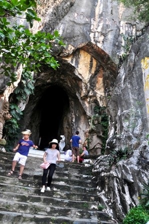 Du khách “lên rừng xuống biển” đi chơi lễ - 3 Du khách tham quan động Âm Phủ, Ngũ Hành Sơn