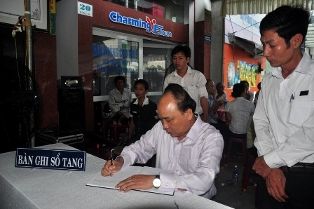 Phó Thủ trướng Nguyễn Xuân Phúc ghi sổ tang