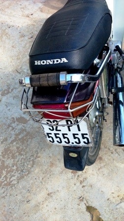 Một lãnh đạo huyện Phước Sơn đi xe biển ngũ quý 5.