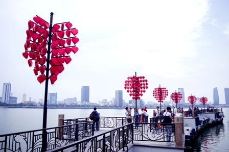 “Cầu tàu tình yêu” - Nơi lưu giữ cảm xúc giới trẻ Đà Nẵng - 3 Cầu tàu tình yêu nằm bên cạnh