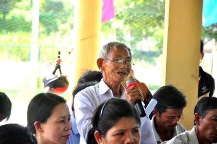 Vụ đền bù nứt nhà dân không mua nổi cái kẹo: Chính quyền đối thoại với dân - 4 Người dân thôn Chiêm Sơn đối thoại với chính quyền địa phương