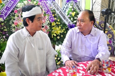 Phó Thủ tướng Chia sẻ nỗi đau với ông Nguyễn Chí Thức – chồng, cha và ông nội của 3 nạn nhân