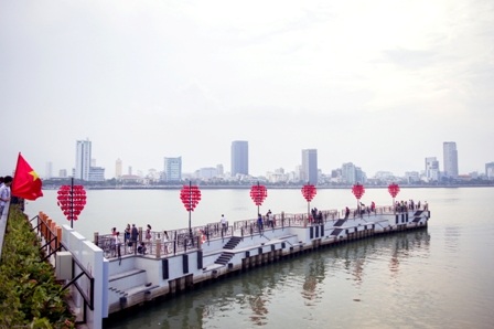 “Cầu tàu tình yêu” - Nơi lưu giữ cảm xúc giới trẻ Đà Nẵng - 4 Cầu tàu tình yêu nằm bên cạnh