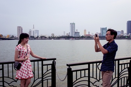 “Cầu tàu tình yêu” - Nơi lưu giữ cảm xúc giới trẻ Đà Nẵng - 8 Nhiều cặp tình nhân không bỏ lỡ cơ hội chụp ảnh và