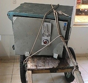 Giáo viên trộm két sắt của trường mình dạy học - 1 Két sắt và chiếc xe bò - tang vật của vụ án