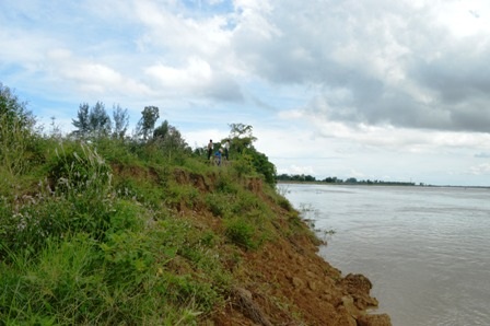 Khai thác đất cát san lấp làm sạt lở bờ sông ở Quảng Nam