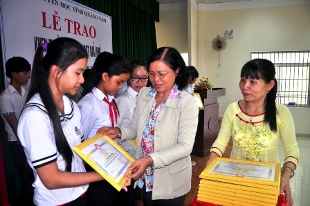 Trao thưởng học sinh giỏi quốc gia, giáo viên xuất sắc - 12 Bà Phạm Thị Minh Chiến – Chủ tịch Hội Khuyến học Quảng Nam - trao học bổng đến các em học sinh