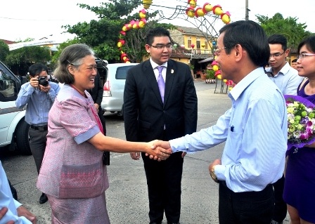Công chúa Thái Lan thăm và làm việc tại Quảng Nam - 1 Ông Nguyễn Chín – Phó Chủ tịch tỉnh Quảng Nam đón tiếp công chúa Thái Lan