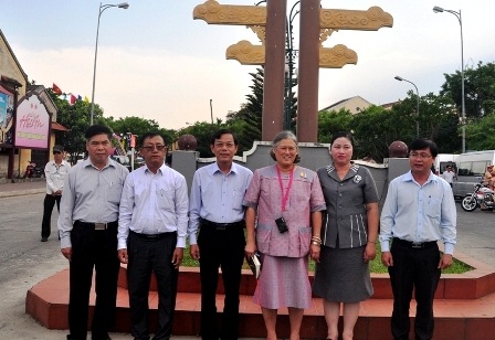 Công chúa Thái Lan thăm và làm việc tại Quảng Nam - 2 Công chúa Thái Lan và lãnh đạo tỉnh Quảng Nam chụp hình lưu niệm