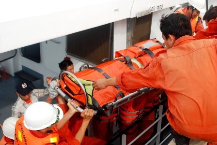Đưa một ngư dân bị đứt lìa chân trên biển vào bờ an toàn - 1 Một ngư dân bị nạn trên biển được đưa vào bờ để chữa trị