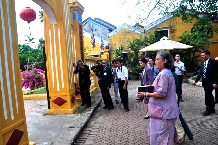 Công chúa Thái Lan bách bộ ở phố cổ Hội An - 2 Công chúa Thái Lan tham quan di tích Cẩm Phô