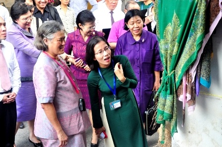 Công chúa Thái Lan bách bộ ở phố cổ Hội An - 4 Công chúa xem một cửa hiệu vải