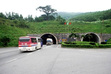 Hầm lánh nạn (bên phải) của hầm đường bộ Hải Vân sẽ được mở rộng để tăng lên 4 làn xe