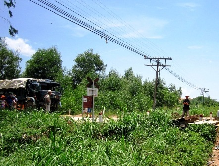 Xe tải bị hất văng ra xa sau khi tông vào xe lửa