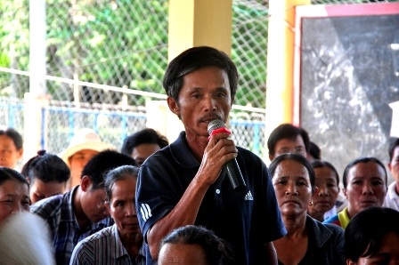 Người dân thôn Chiêm Sơn (xã Duy Trinh) đối thoại với lãnh đạo huyện Duy Xuyên vào sáng ngày 5/6