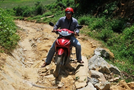 Những ngày "ăn, ngủ" cùng động đất thủy điện Sông Tranh 2 - 1 PV Dân trí đi về khu tái định cư ở thủy điện Sông Tranh 2 thuộc xã Trà Đốc