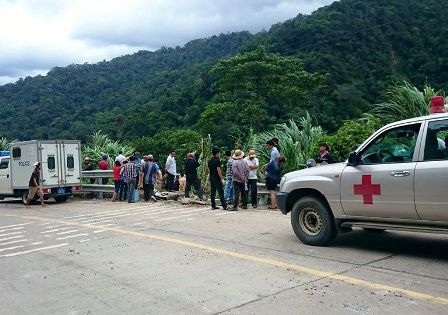 Vụ xe khách rơi xuống vực: “Chúng tôi còn sống là nhờ trời thương” - 1 Lực lượng chức năng túc trực trên đường Hồ Chí Minh để đưa người đến Trung tâm y tế để cấp cứu