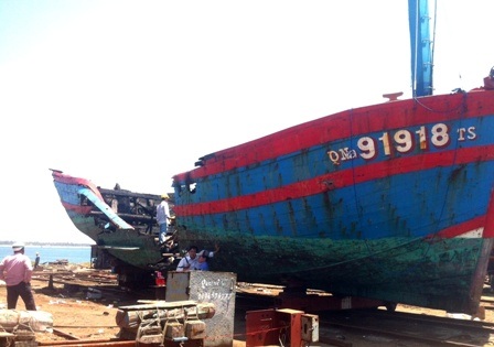 Cháy tàu cá, ngư dân mất trắng 3 tỉ đồng sau 1 đêm - 1 Tàu cá QNa 91918 TS bị cháy rụi