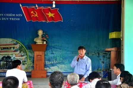 Chủ tịch huyện Duy Xuyên – ông Nguyễn Công Dũng - đối thoại với người dân