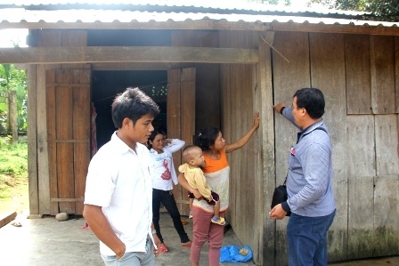Những ngày "ăn, ngủ" cùng động đất thủy điện Sông Tranh 2 - 2 PV Dân trí tiếp xúc với bà con ở vùng động đất Bắc Trà My năm 2012
