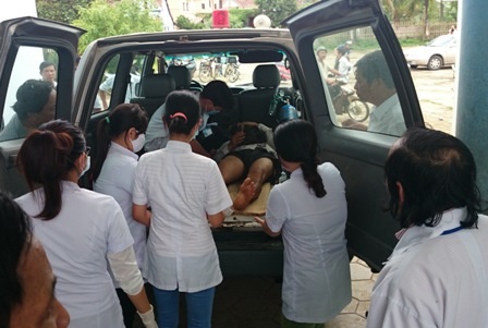  Một nạn nhân được đưa đi cấp cứu