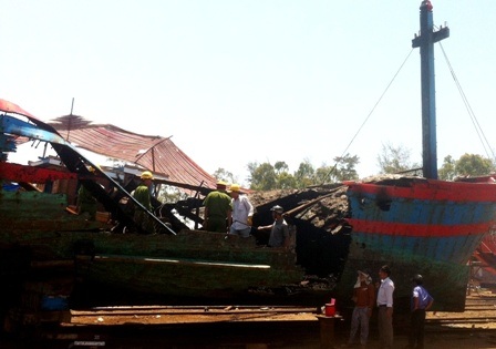 Cháy tàu cá, ngư dân mất trắng 3 tỉ đồng sau 1 đêm - 2 Cơ quan chức năng đang khám nghiệm hiện trường vụ cháy