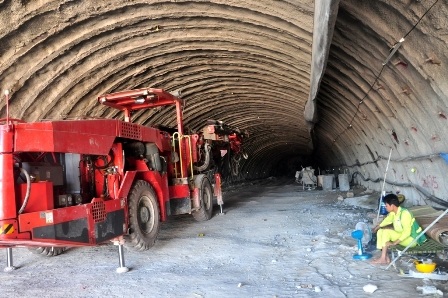 Quang cảnh vắng lặng trên công trình hầm, chỉ có một công nhân ở lại trông coi máy móc