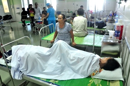 Bà Nguyễn Thị Hường và cháu bà Lê Thị Thanh đang nằm cấp cứu ở Bệnh viện Đa khoa Vĩnh Đức