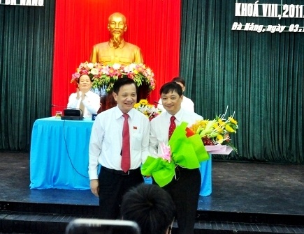 Đà Nẵng bầu thêm một Phó Chủ tịch mới - 1 Bí thư, Chủ tịch HĐND TP Đà Nẵng – ông Trần Thọ (ảnh trái) tặng hoa chúc mừng ông Đặng Việt Dũng