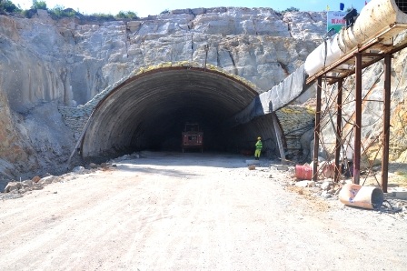 Vụ đền bù nứt nhà dân không mua nổi cái kẹo: Dân “cho phép” thi công - 1 Vụ đền bù nứt nhà dân không mua nổi cái kẹo: Dân “cho phép” thi công