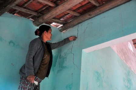 Vụ tiền đền nhà nứt không mua nổi cái kẹo: Tỉnh yêu cầu xem lại mức đền bù - 1 Nhà dân thôn Chiêm Sơn (xã Duy Trinh, Duy Xuyên) bị nứt do nổ mìn.
