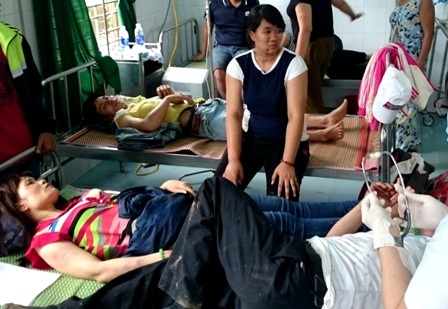 Những người bị thương được đưa vào cấp cứu tại Trung tâm Y tế huyện Phước Sơn. Ảnh: Nguyễn Trọng