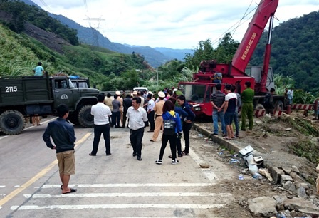 Xe cẩu 80 tấn cùng các loại xe khác phối hợp kéo xe khách lên