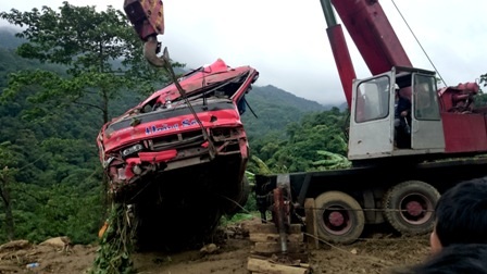 Khoảng 15h, chiếc xe khách bị nạn đã được kéo lên đường